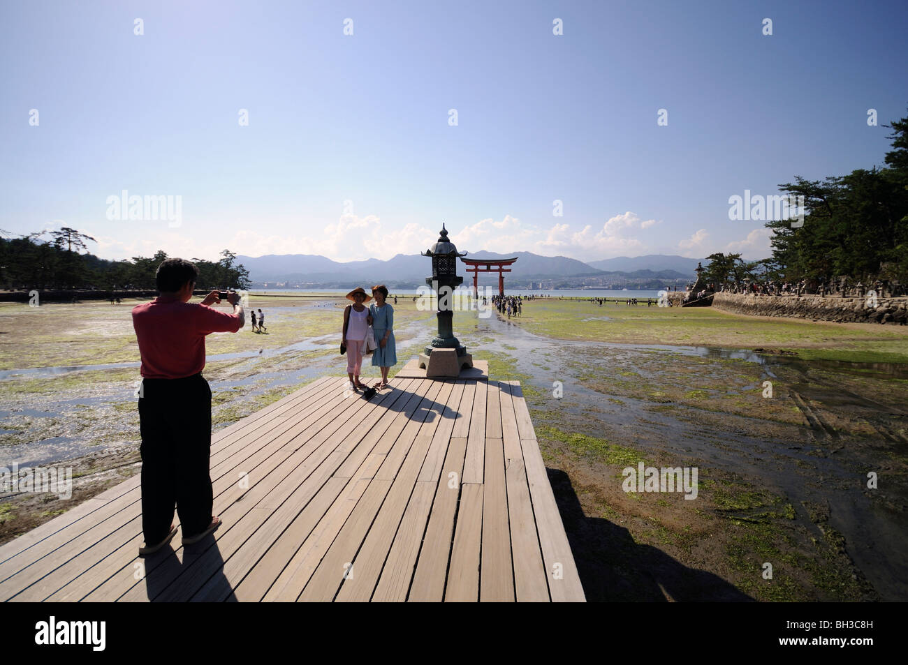 Otorii der Itsukushima-Schrein, bei Ebbe. Insel Itsukushima (Miyajima). Präfektur Hiroshima. Japan Stockfoto