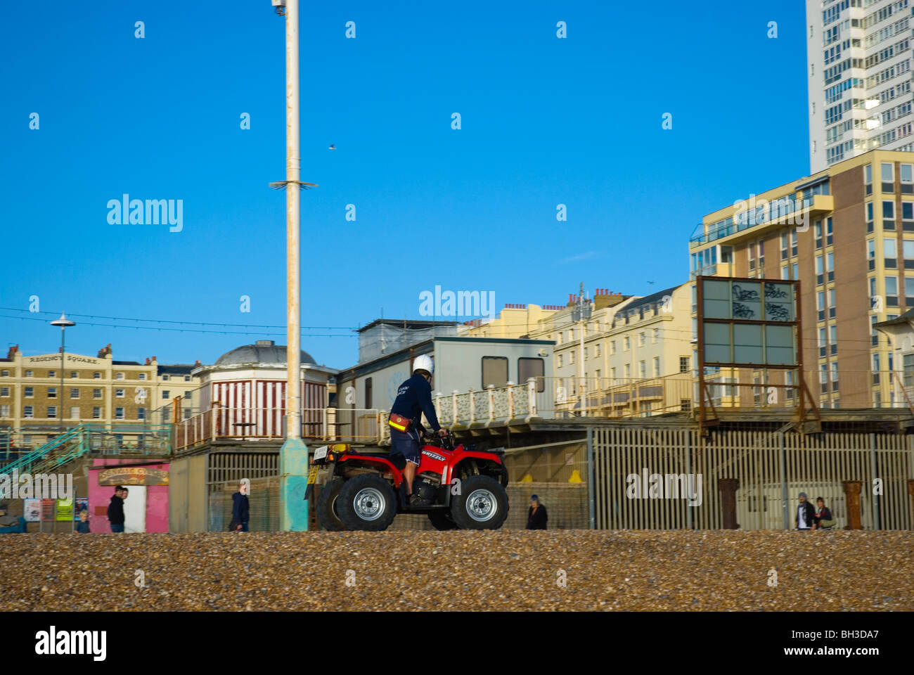 Schwenken, Bewegungsunschärfe aka Quad ATV All Terrain Fahrzeug oder Quad-Bike am Strand in Brighton England UK Europa Stockfoto