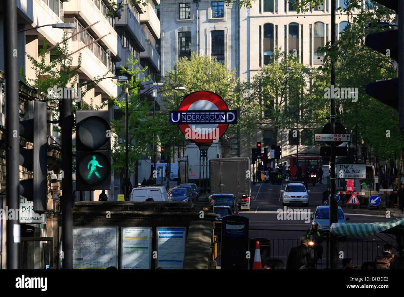 Ein Londoner Straße Szene, Tempel Ort WC2, City of Westminster, grüne Mann Verkehrssignal, Londoner U-Bahn u-Bahnstation, Stockfoto