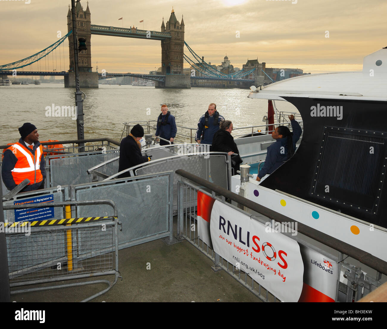 Fluggästen die Thames Clipper Fähre an der Tower Bridge. Stockfoto