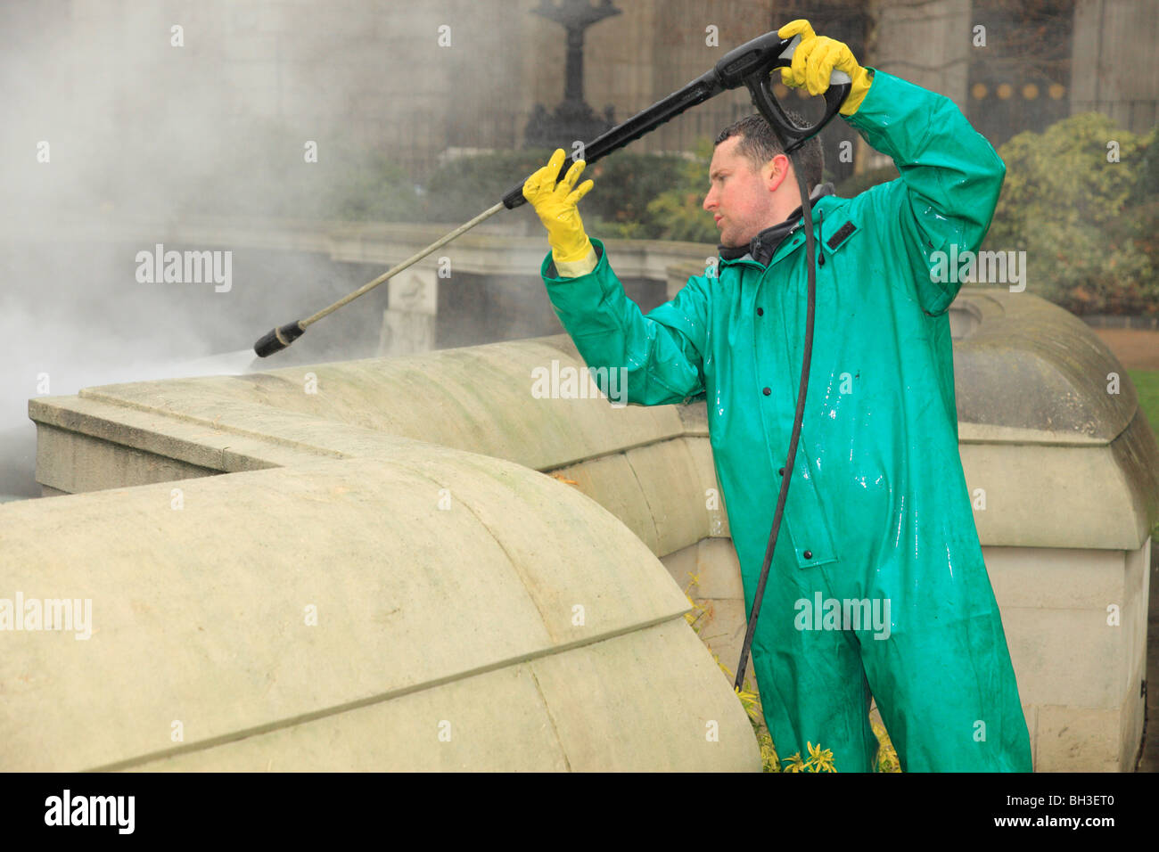 Mann mit einer Dampf-Jet-Unterlegscheibe Mauerwerk sauber. Stockfoto