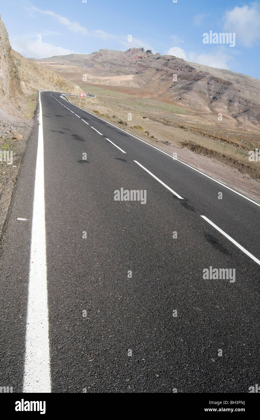 endlose Straße Straßen lange Bergfahrt treibt weiße Linien Linie Berge Wüste menschenleere Wüsten trocken trocken Reise Straßen Krieger Stockfoto