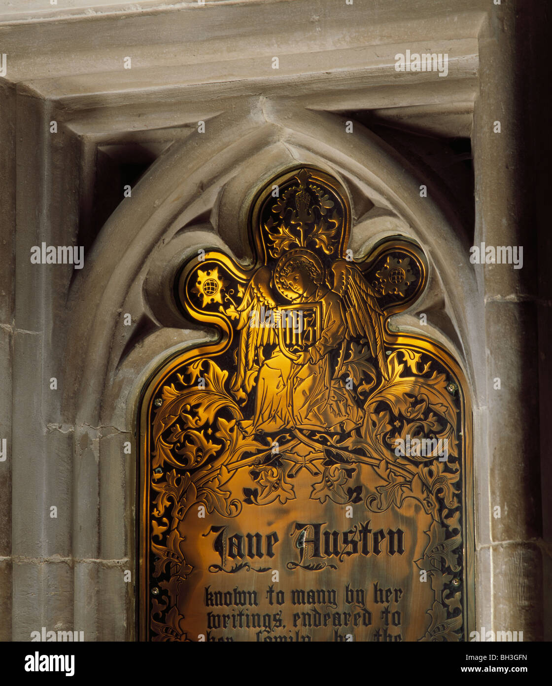 Kathedrale von Winchester, Hampshire, England. Denkmal für Jane Austen im Kirchenschiff. Die Messingplakette erinnert an ihre Schriften. Stockfoto