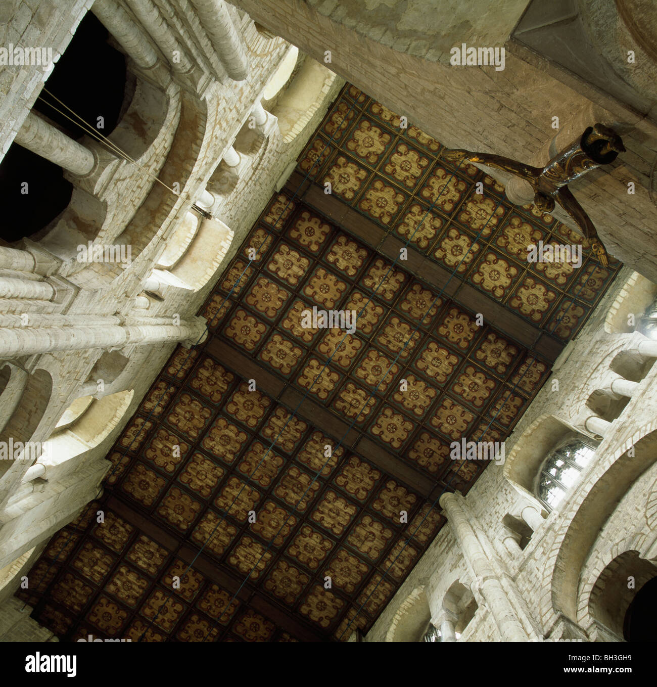 Winchester Cathedral nördlichen Querschiff Decke, hinzugefügt 1819 im Tudor-Stil. Christus am Kreuz von Peter Eugene Ball gegeben, 1990 Stockfoto