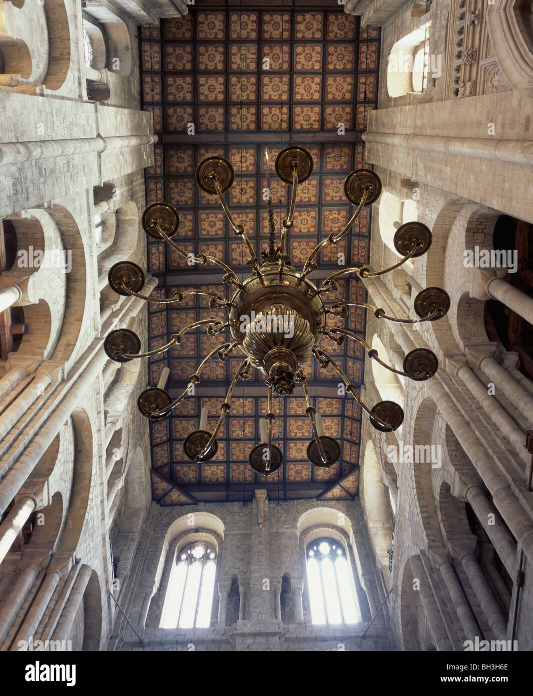 Kathedrale von Winchester, Hampshire. Südlichen Querschiff Decke, hinzugefügt 1819 im Tudor-Stil. Kronleuchter aus Messing, Kathedrale 1756 gegeben Stockfoto