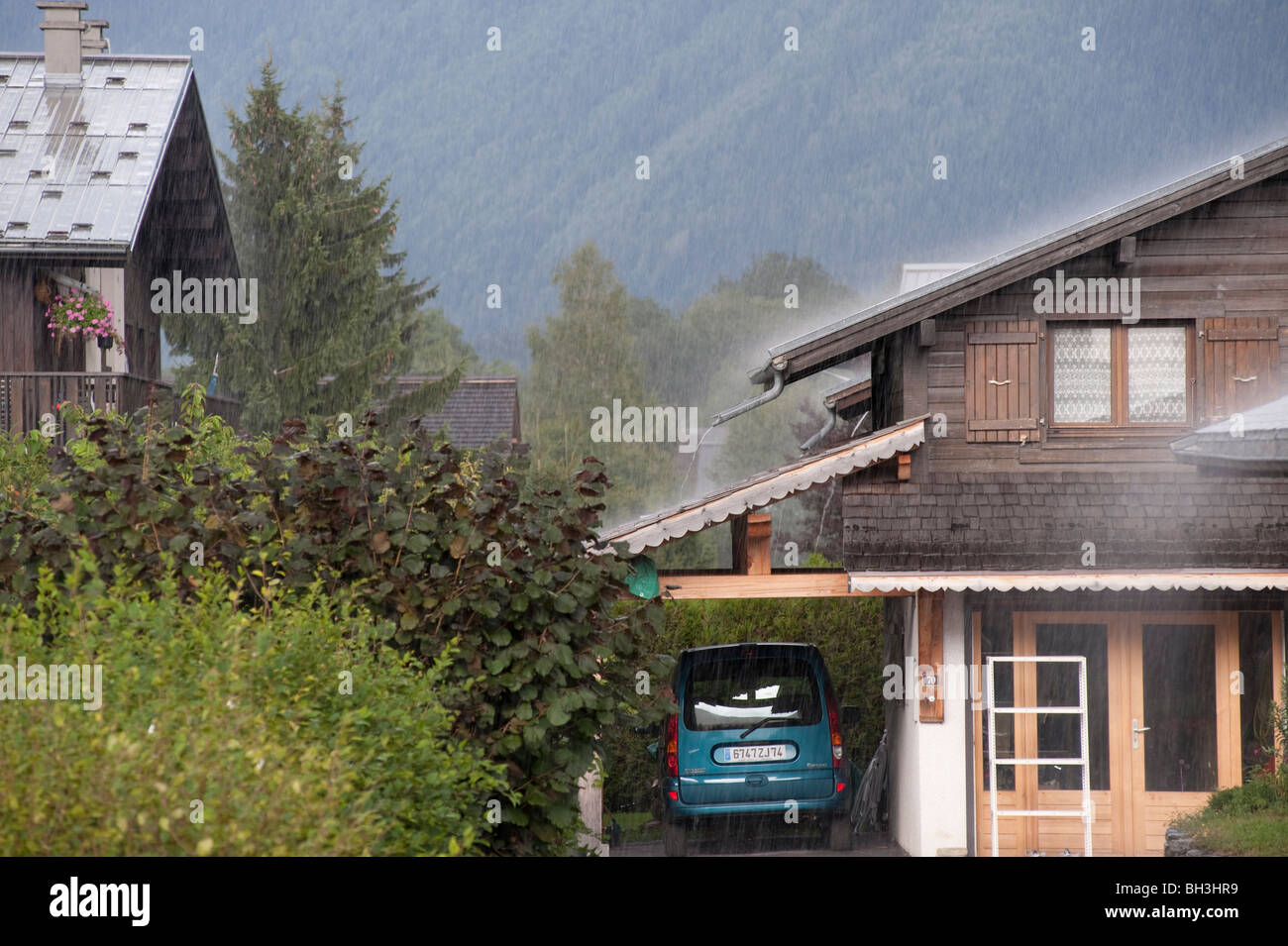 Schwere Regen fällt auf Haus in Les Houches, Tal von Chamonix, Frankreich. Europa. EU. Stockfoto