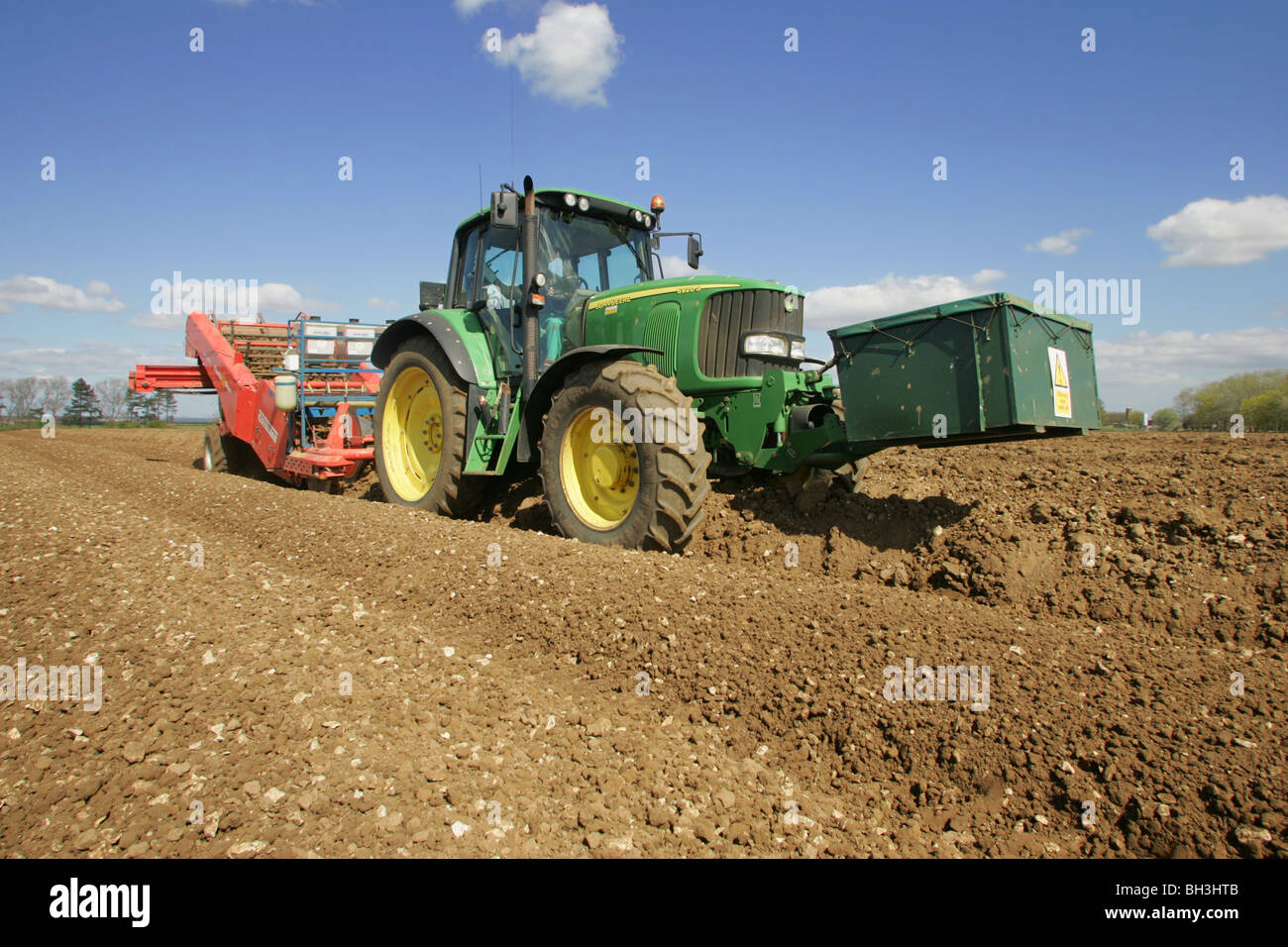 Traktor Stein zu trennen, bevor Sie Kartoffeln Pflanzen Stockfoto