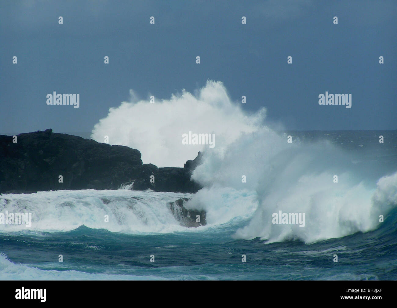Riesige Wellen brechen sich am Ufer auf La Reunion. Stockfoto