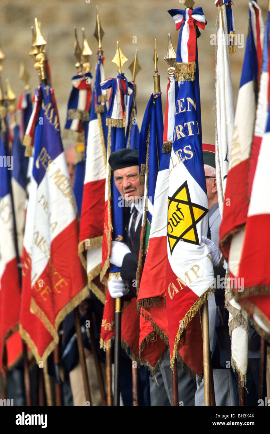 KRIEGSVETERANEN, FAHNE MIT WÄHREND DER GEDENKFEIER DER AUFRUF VOM 18. JUNI, MONT VALERIEN Stockfoto