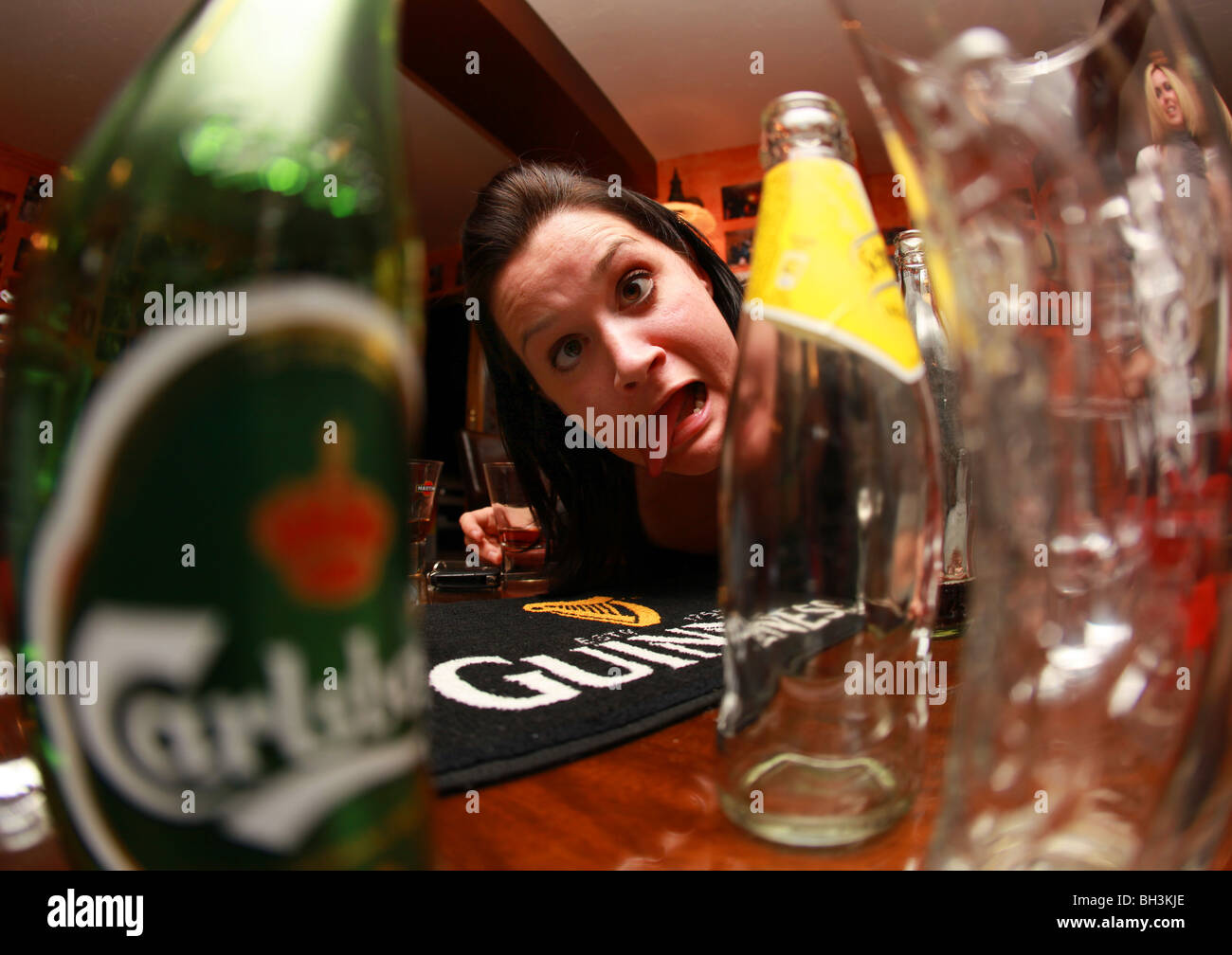 Betrunkenes Mädchen Grimassen in einer Bar Stockfotografie Alamy