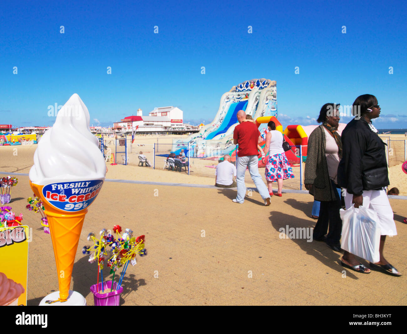 Großen Yarmouth direkt am Meer an einem Sommertagen. Goldener Sand, blauer Himmel und Menschen, die Spaß am Strand. Stockfoto