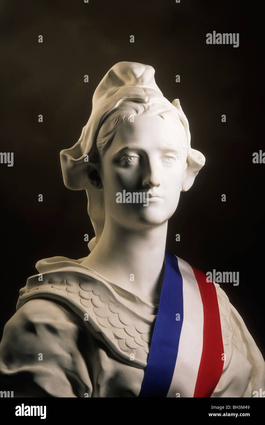 Französische Flagge und Statue von Marianne, nationales Symbol der französischen Republik Stockfoto