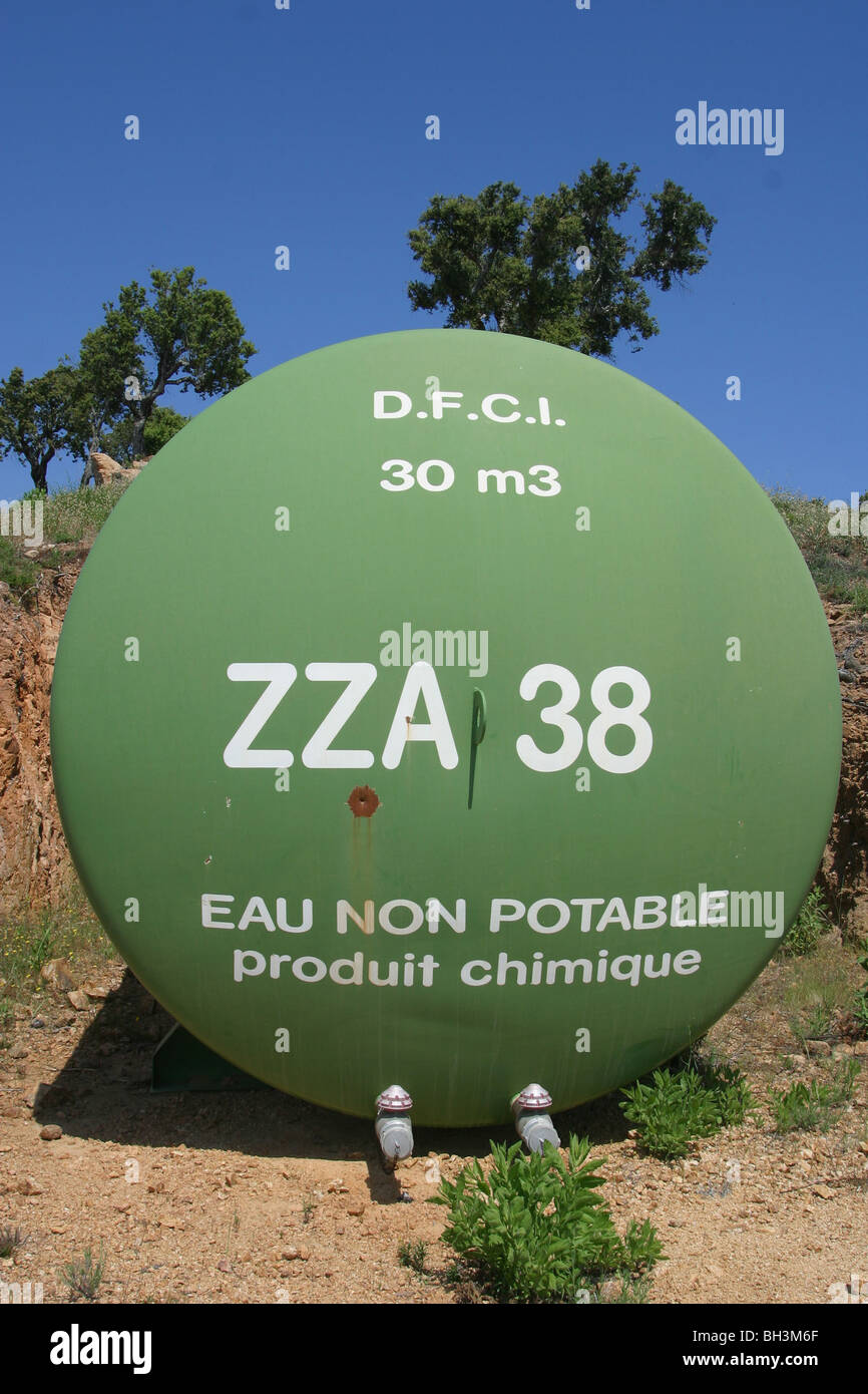 DFCI WASSERRESERVE, 30 M3 TANK FÜR VERHÜTUNG VON WALDBRÄNDEN, DFCI (SCHUTZ DER WÄLDER GEGEN BRÄNDE) SÜD-KORSIKA, FRANKREICH Stockfoto