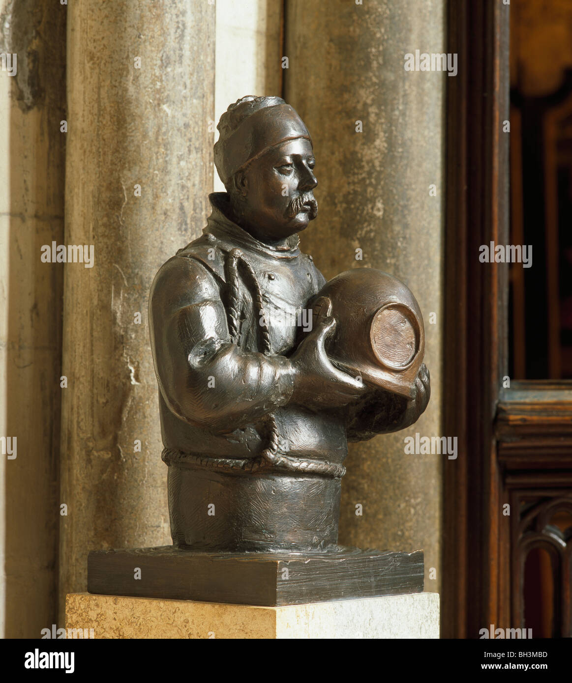 Kathedrale von Winchester, Hampshire.  Statue von William Walker, Taucher, die Kathedrale durch Tauchen und der Untermauerung mit Beton gerettet Stockfoto