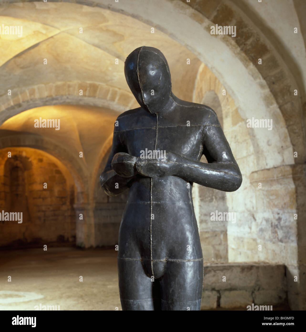 Kathedrale von Winchester, Hampshire.  Ton II von Antony Gormley, 1896 in der Krypta. Stockfoto