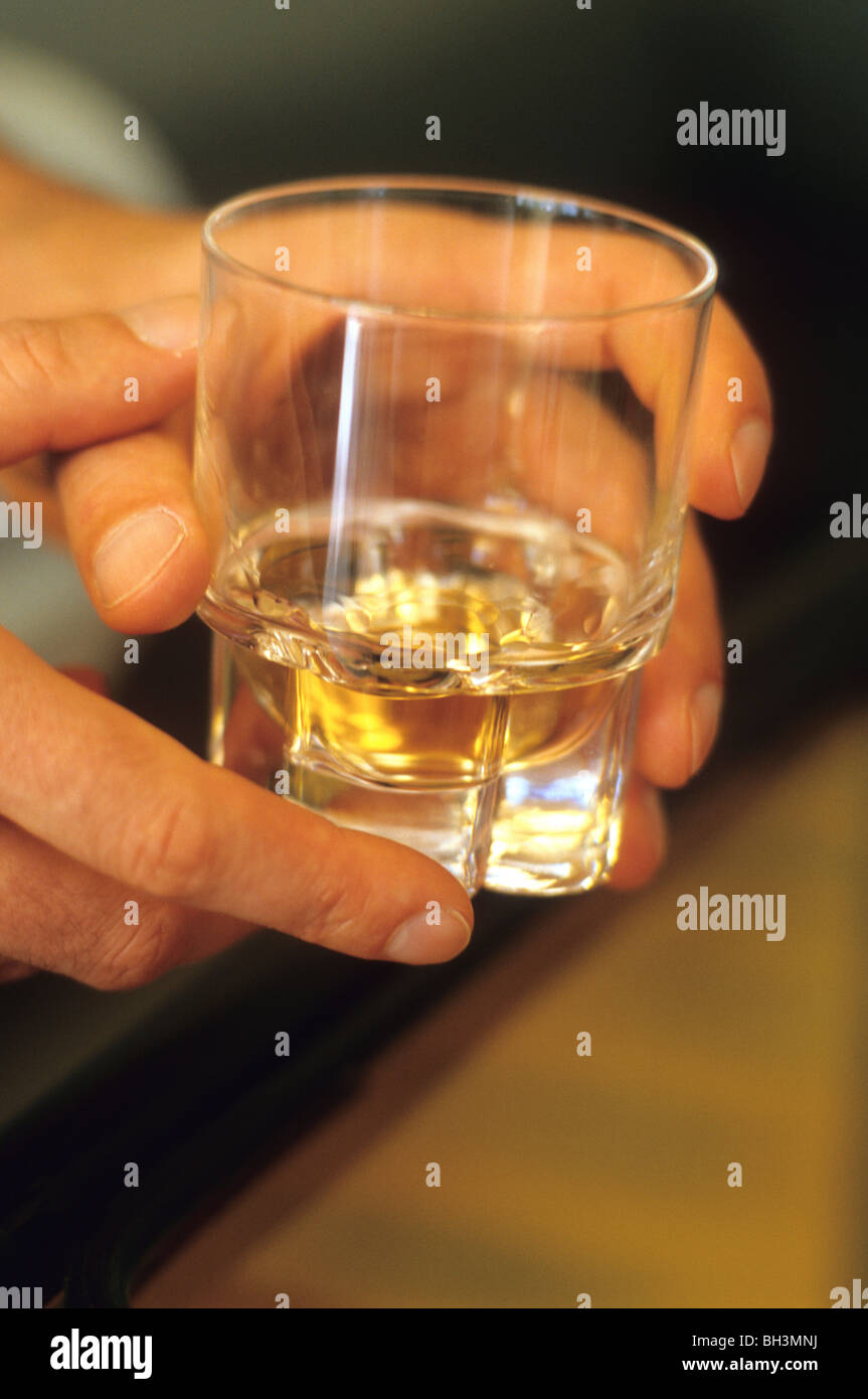 Mann Glas Whisky trinken / Alkohol Stockfoto