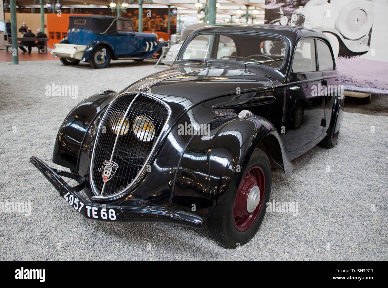 Oldtimer schwarz Peugeot 202 an Schlumpfs motor Museum Mulhouse Frankreich horizontale Stockfoto