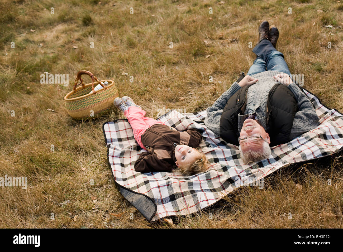 Großvater und Enkelin bei Picknick Stockfoto