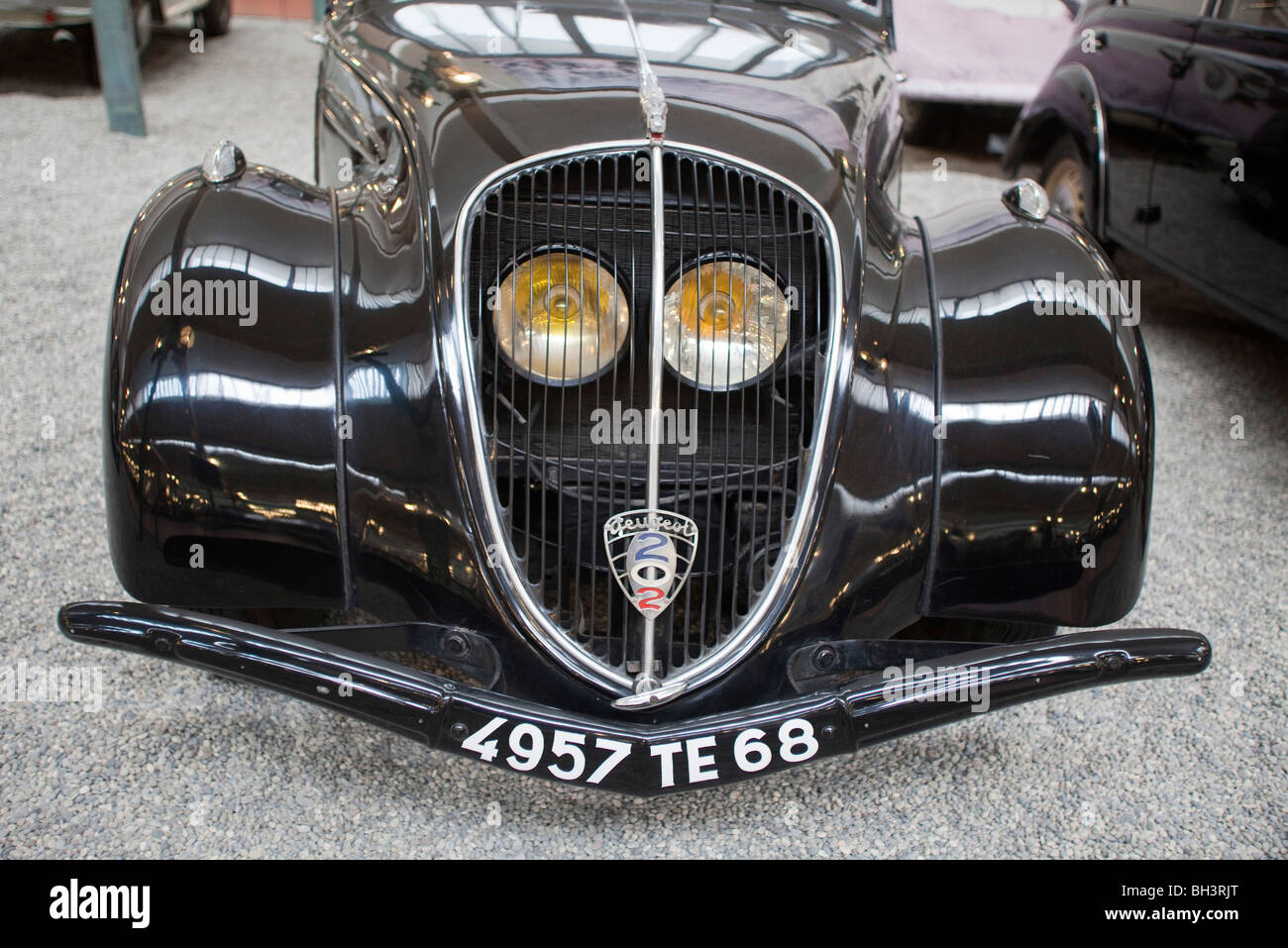 Schwarzen Peugeot 202 Oldtimer Kühlergrill an Schlumpfs motor Museum Mulhouse Frankreich horizontale Stockfoto