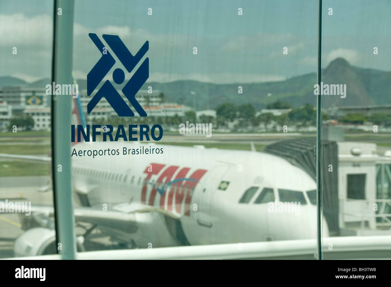 Brazilien. Flugzeuge, die inländischen Flughafen Santos Dumont in Rio verarbeitet werden Stockfoto