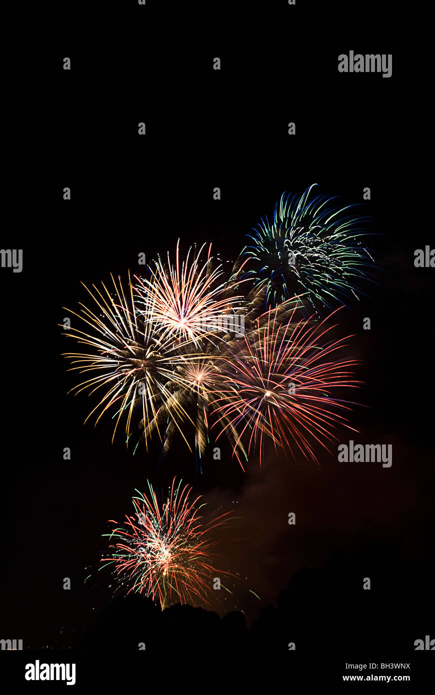 Feuerwerk am Himmel für eine Feier in der Nacht, New Years Eve. Stockfoto