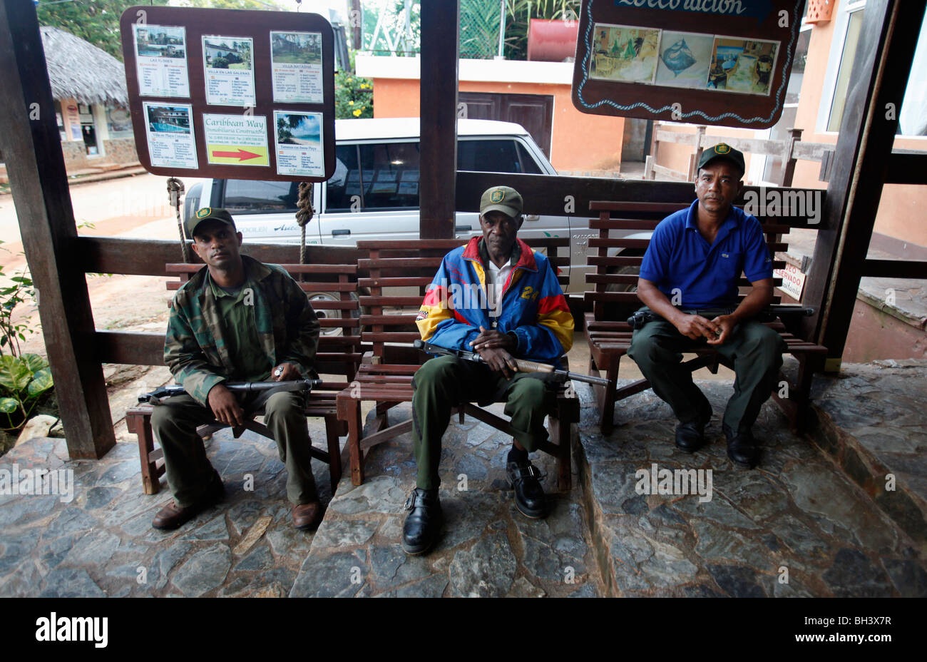Wachleute mit Schrotflinten, Hotel Eingang, Las Galeras, Halbinsel Samana, Dominikanische Republik Stockfoto