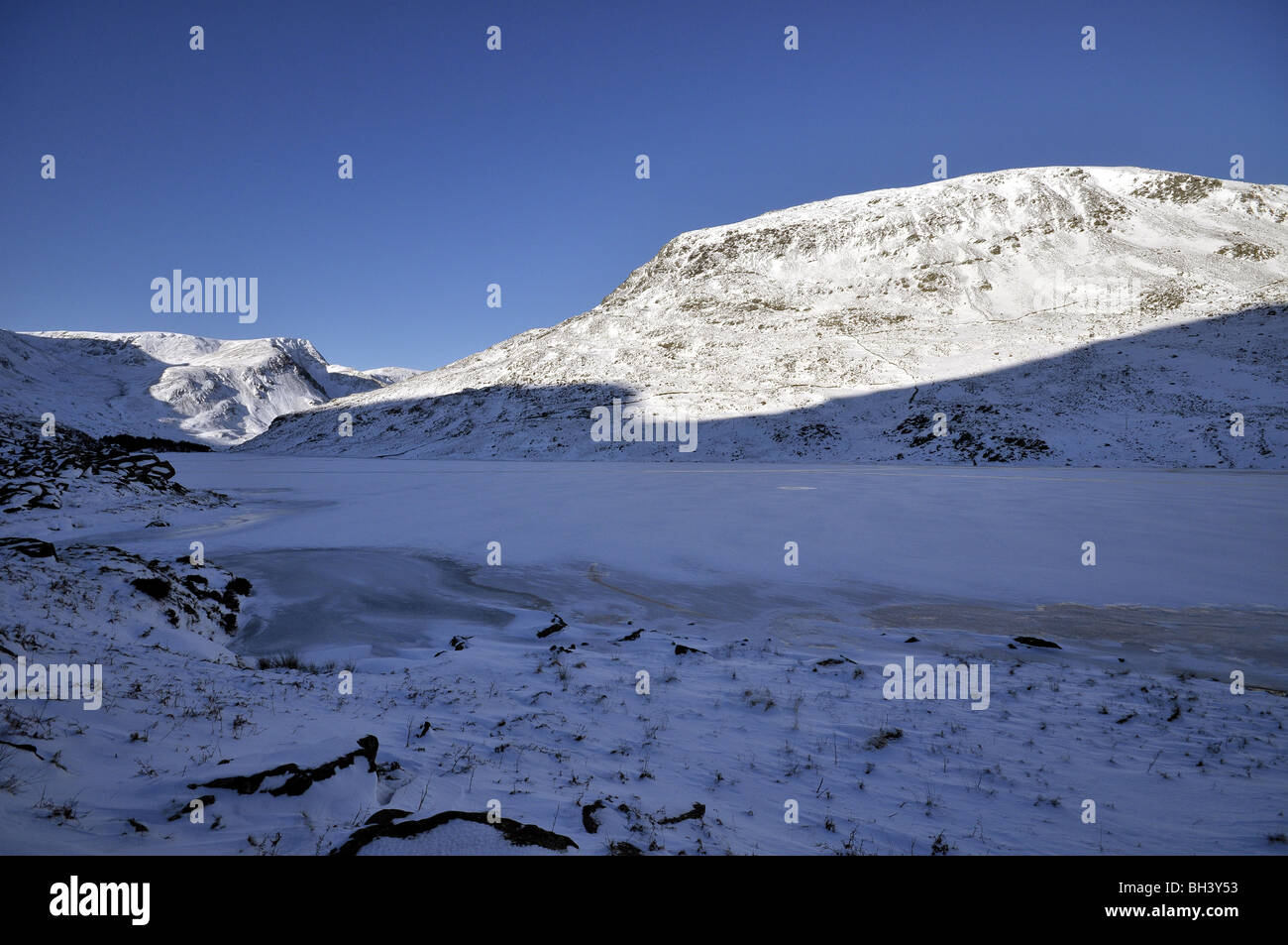 Llyn Ogwen gefrorenen See Januar 2010 Stockfoto