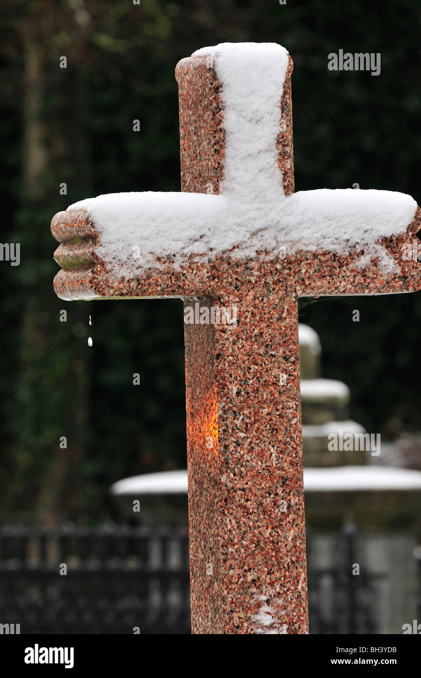 Marmor, Cross Schnee, Friedhof, Somber, tropfendes Wasser, Tränen Stockfoto