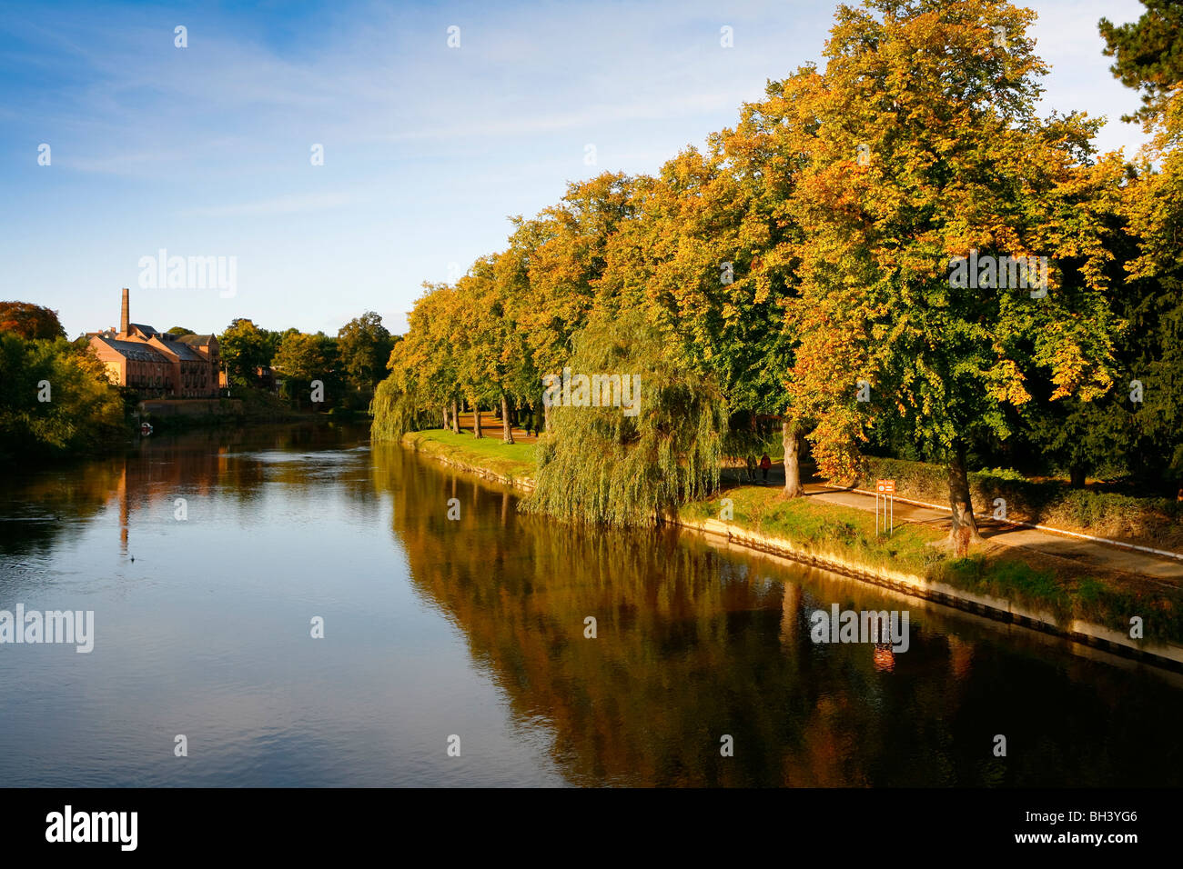 Fluß Severn in Shrewsbury, Shropshire im Herbst. Stockfoto