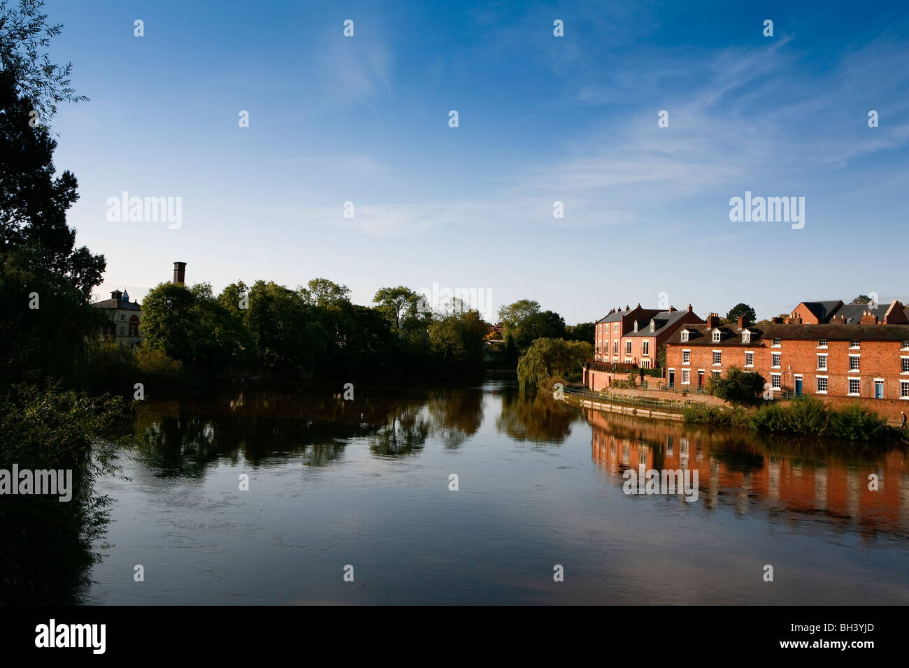 Fluß Severn an Shrewsbury, Shropshire mit Häusern am Ufer des Flusses. Stockfoto