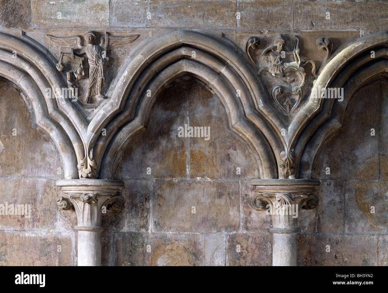 Worcester Cathedral: Dean es Kapelle Zwickeln Schnitzereien von Engel mit Skalen und Zentaur mit Bogen. Stockfoto