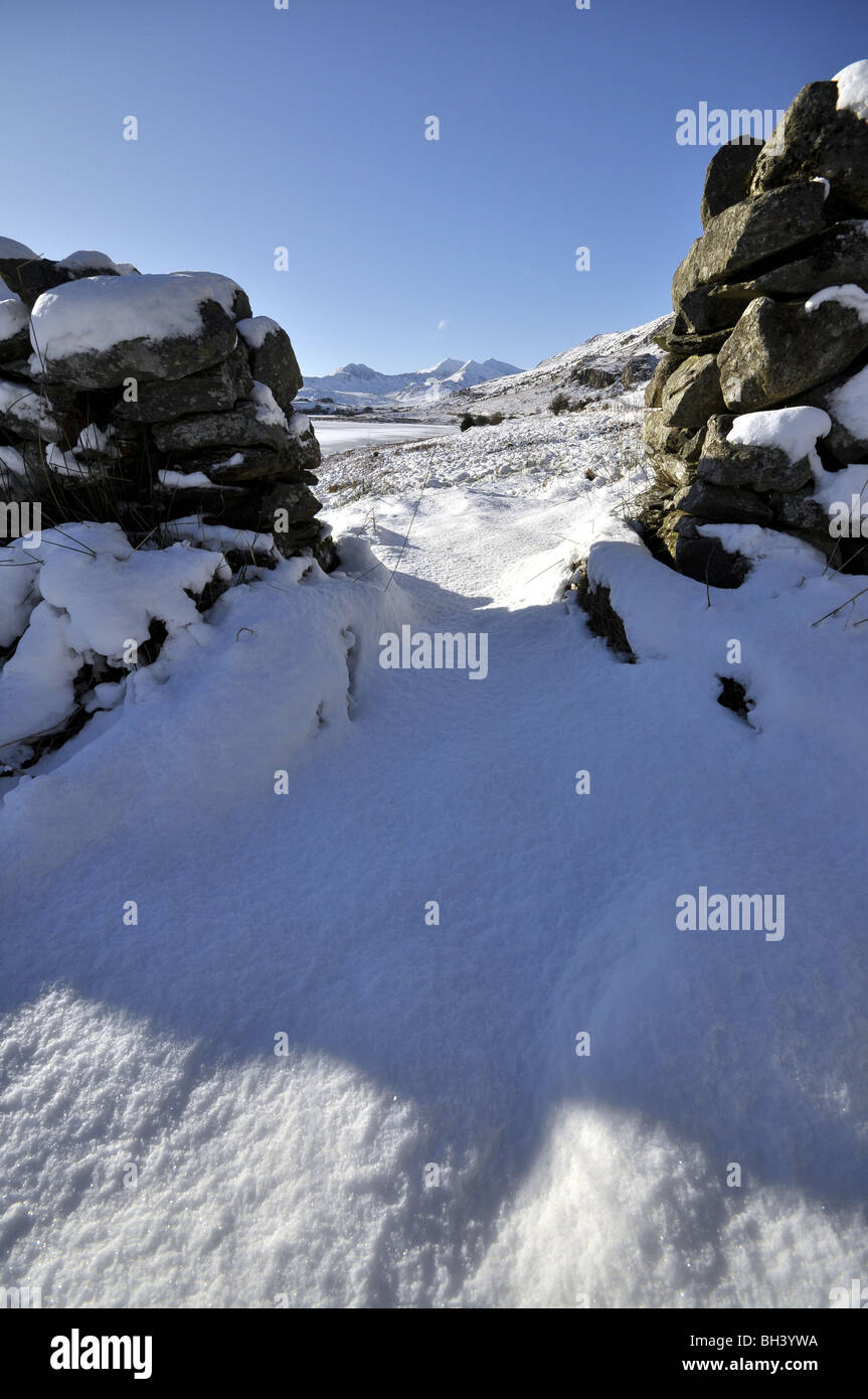 Llynnau Mymbyr Fernblick zum Snowdon Horseshoe in Snowdonia Gwynedd im frischen Schnee Januar 2010 Stockfoto