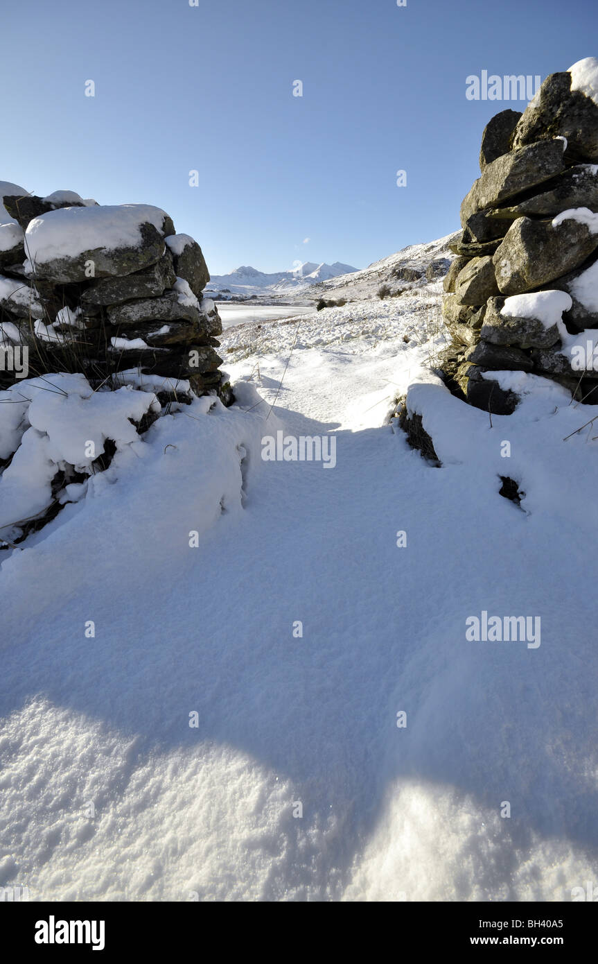 Llynnau Mymbyr Fernblick zum Snowdon Horseshoe in Snowdonia Gwynedd im frischen Schnee Januar 2010 Stockfoto