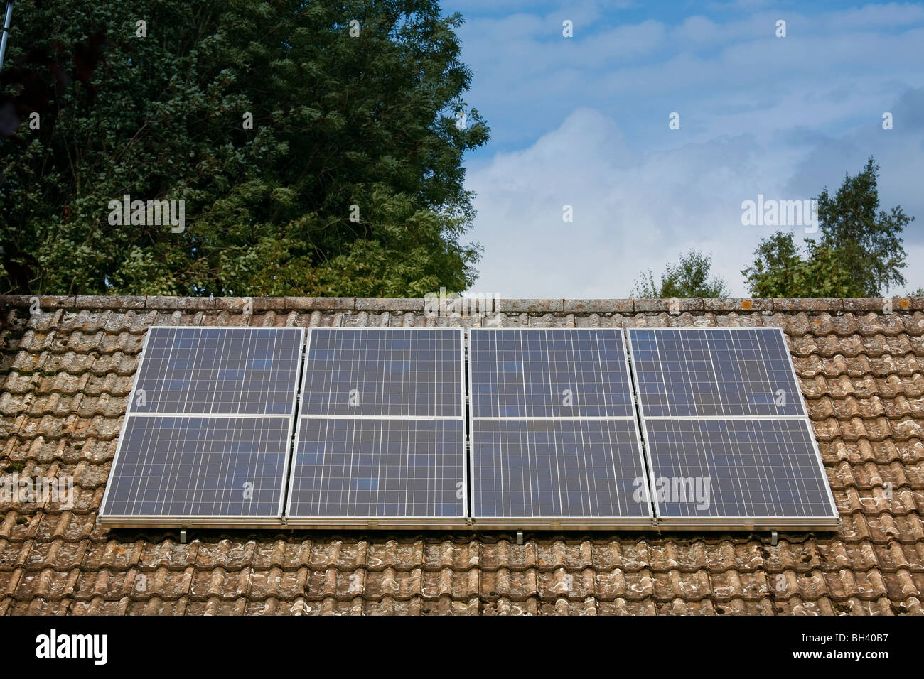 Sonnenkollektoren auf einem bungalow Stockfoto