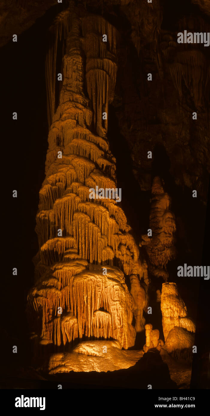 Schmelzstein Calcit Spalte "Glockenturm" in Dargilan - la Grotte Rose oder "Rosa Höhle", Cevennen, Frankreich Stockfoto