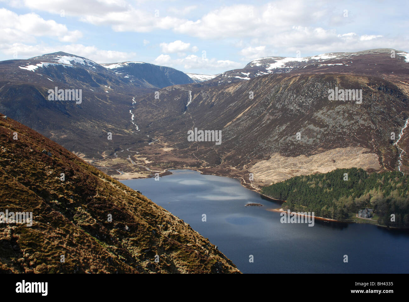 Loch Muick mit Glas-Allt Shiel Jagdschloss im Balmoral Estate. Stockfoto