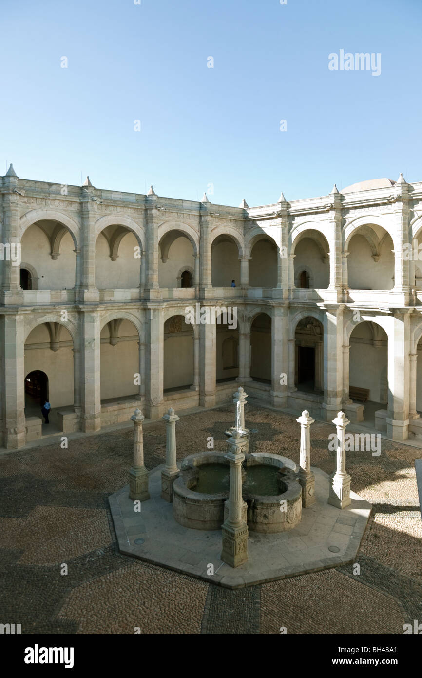 2 Etagen von Arkaden umgeben die zentralen Hof & Brunnen des ehemaligen Klosters, die inzwischen als Museum von Oaxaca Kulturen haben wir Stockfoto