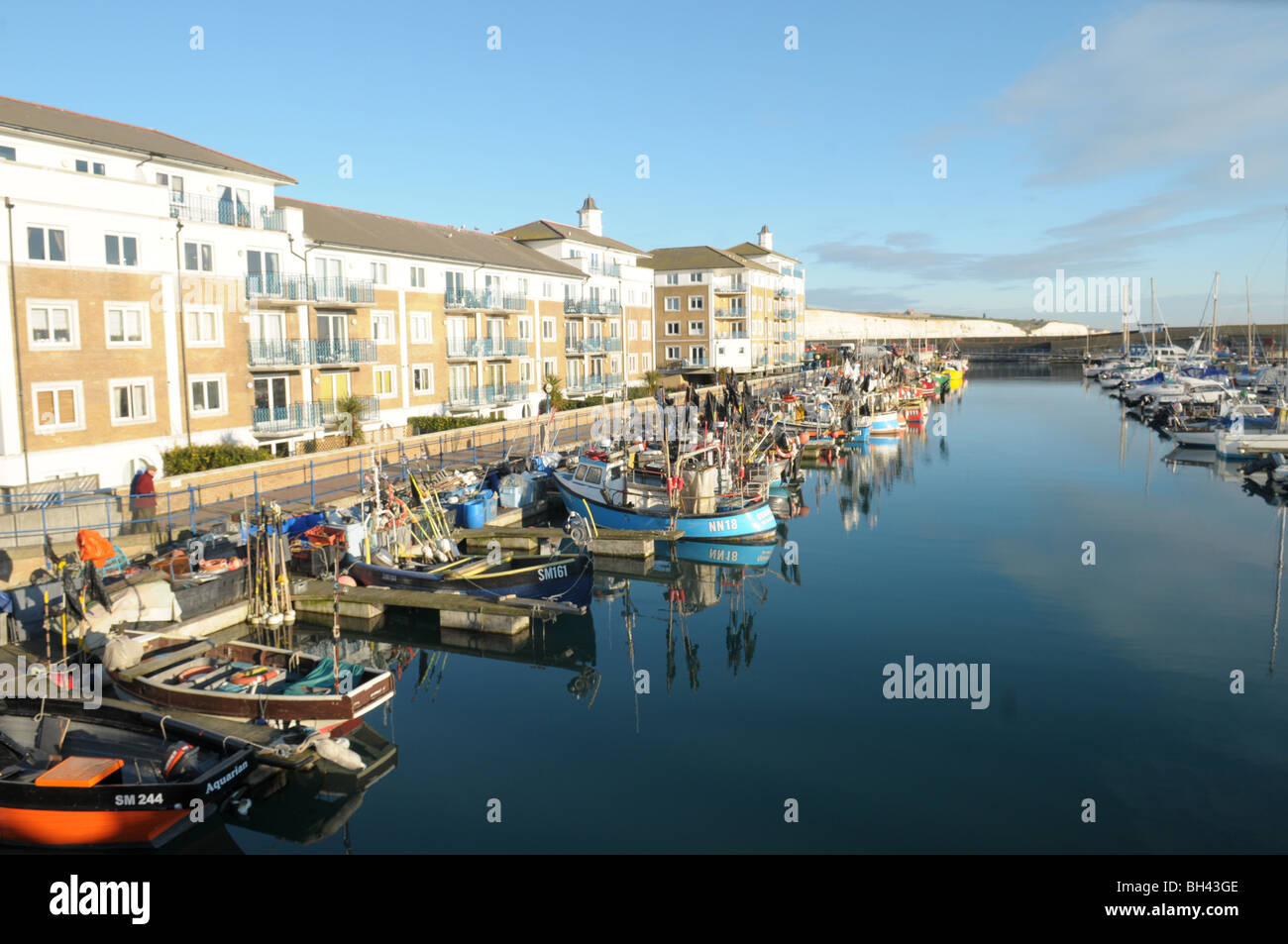 Angeln, Boote und Yachten gefesselt in Brighton Marina an der Südküste von England. Stockfoto