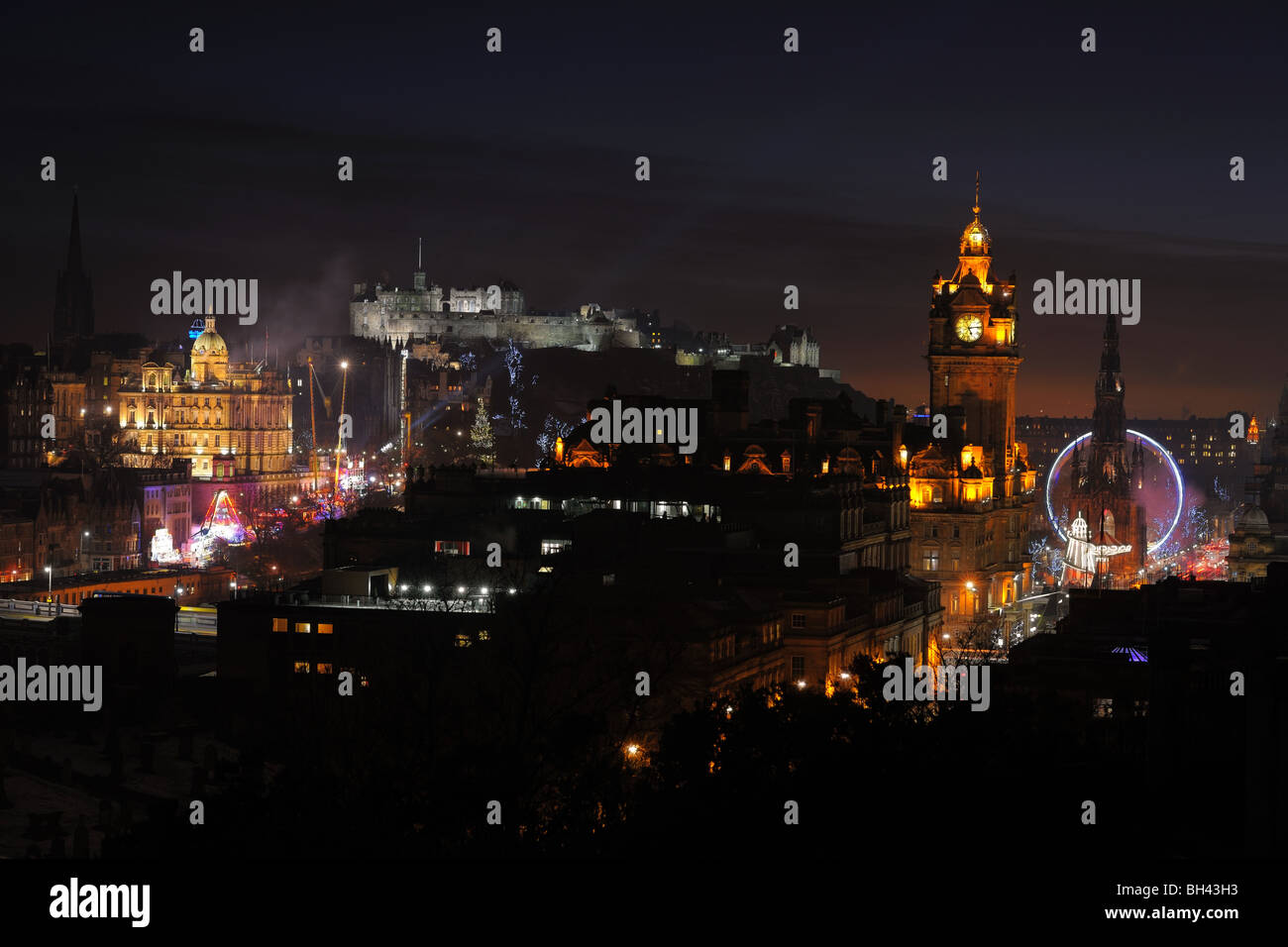 Zentrum von Edinburgh, Scotland, UK, bei Einbruch der Dunkelheit im winter Stockfoto