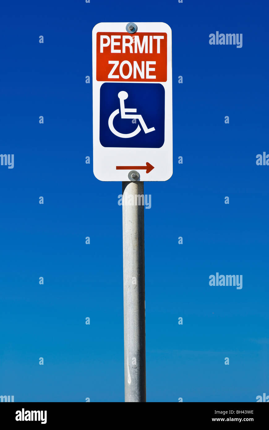 Ein Schild deaktiviert Genehmigung Parken nur auf einem abgestuften blauen Himmelshintergrund isoliert. Stockfoto