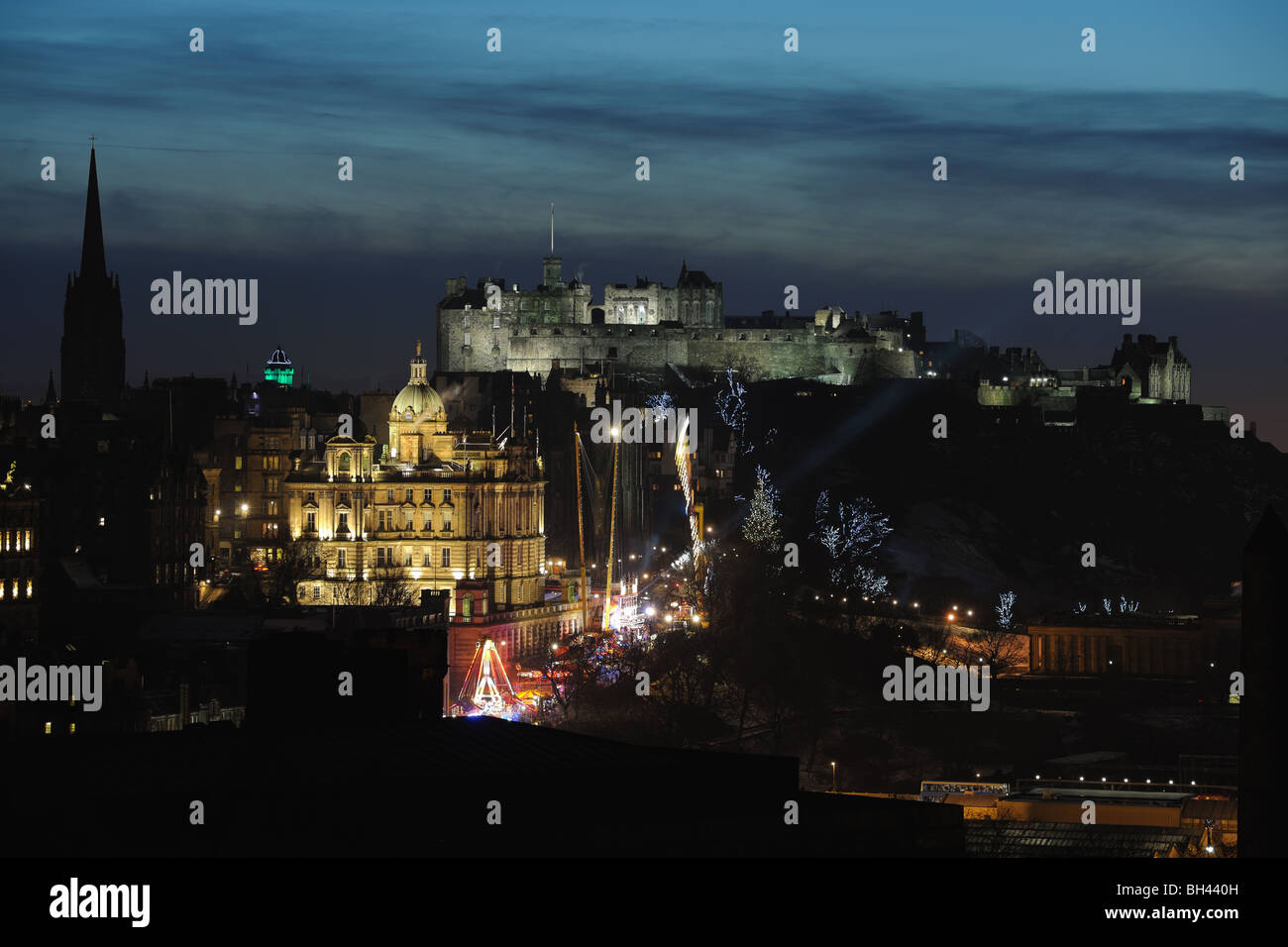 Zentrum von Edinburgh, Scotland, UK, bei Einbruch der Dunkelheit Stockfoto