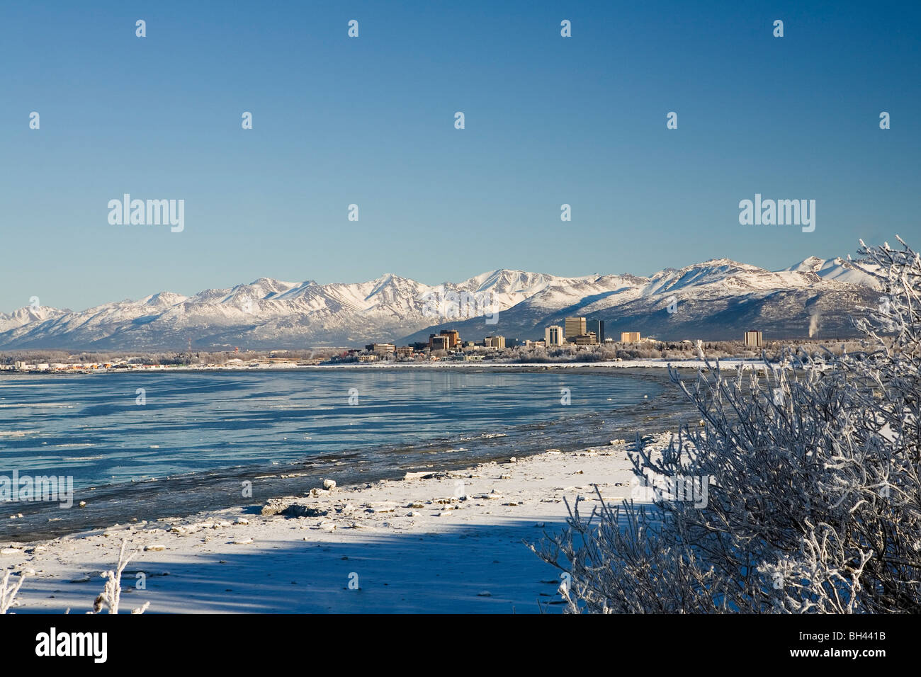 Ansicht von Anchorage, Alaska, im Winter mit Blick auf Cook Inlet mit den Chugach Mountains im Hintergrund. Stockfoto