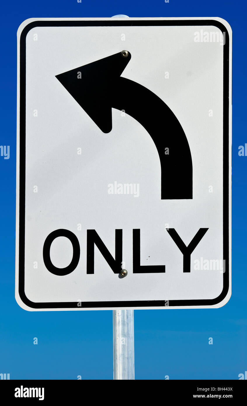 Eine Linkskurve nur Straßenschild isoliert auf einem abgestuften blauen Hintergrund. Stockfoto