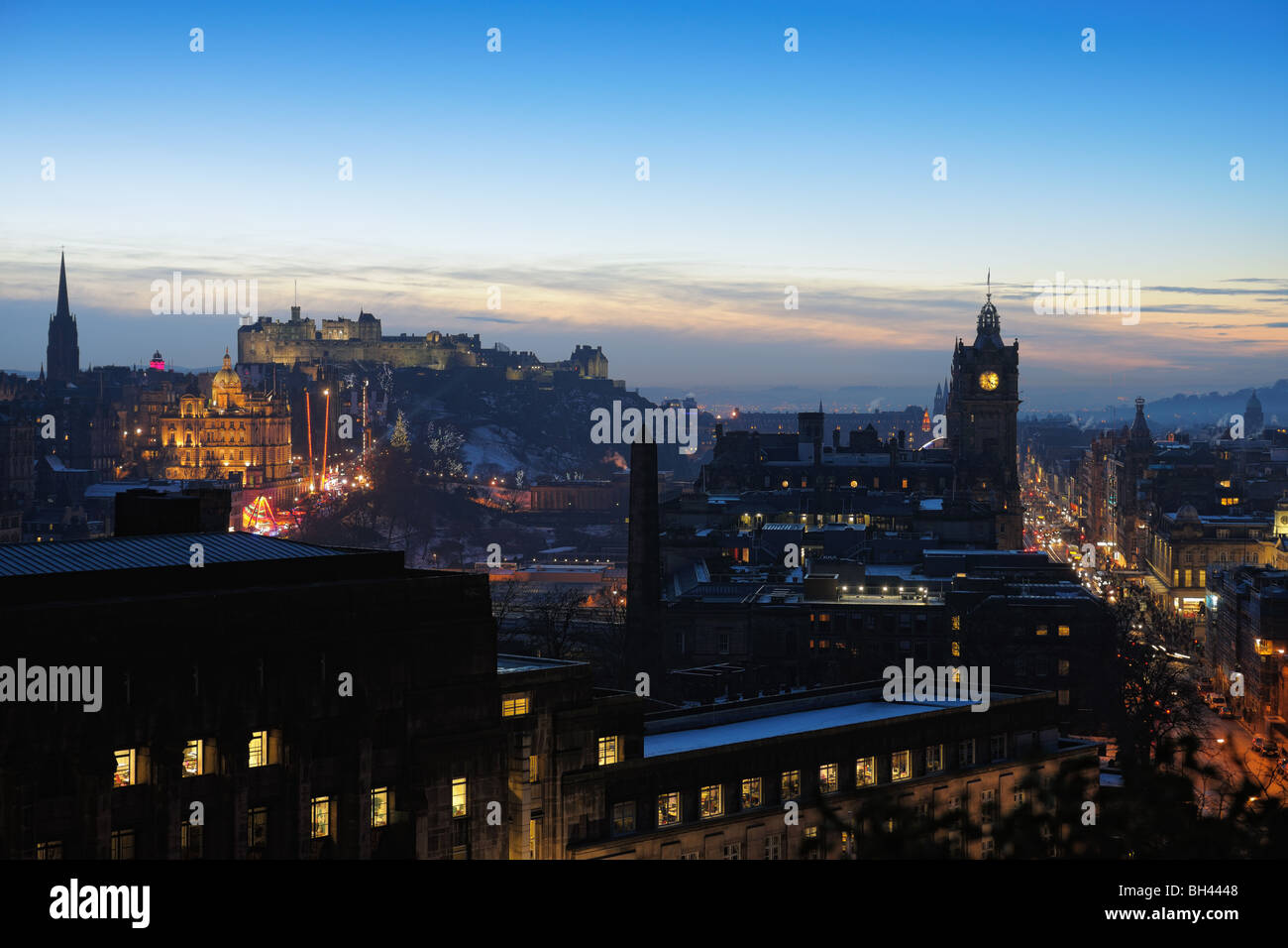 Zentrum von Edinburgh, Scotland, UK, bei Einbruch der Dunkelheit im winter Stockfoto