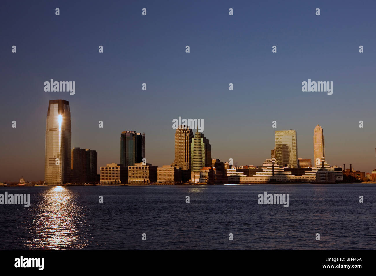 Jersey City, New Jersey-Skyline-Blick aus über den Hudson River im unteren Manhattan, New York City, NY, Vereinigte Staaten Stockfoto
