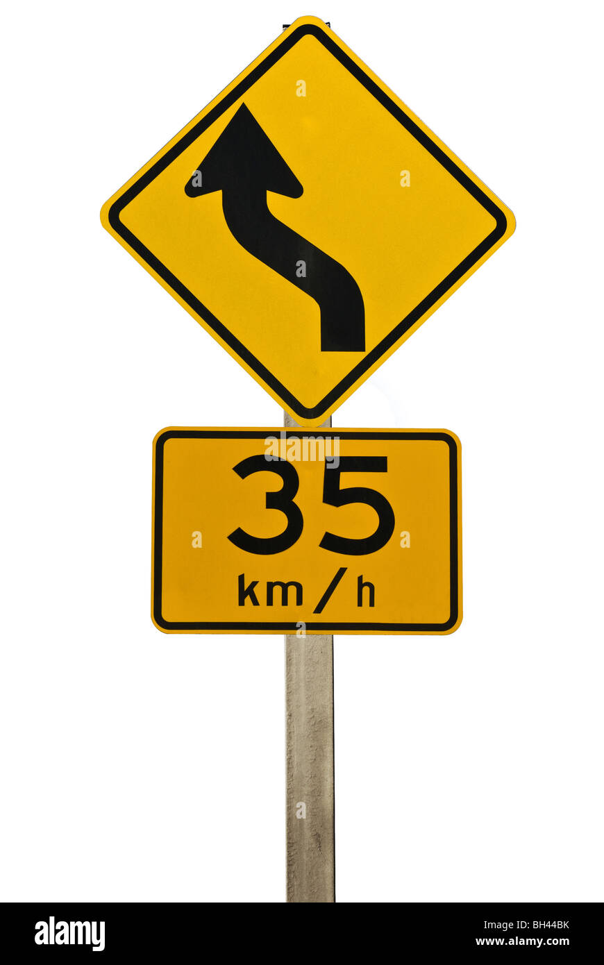 Ein Schild zeigt eine Kurve mit einer Reccomened Geschwindigkeit von 35km/h. isoliert auf weiß. Stockfoto