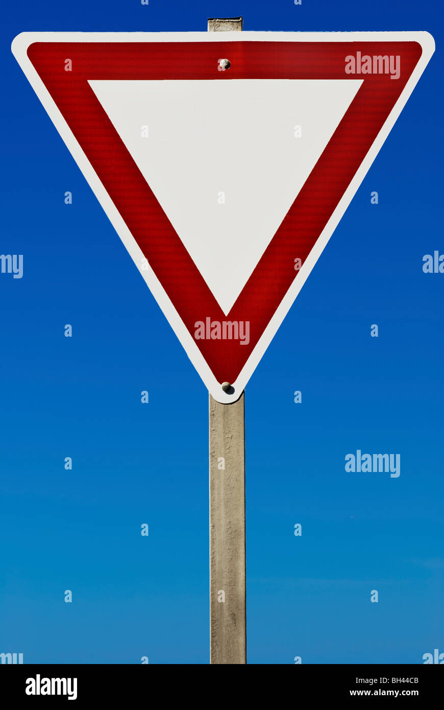 Ein leeres Schild isoliert auf einem abgestuften blauen Himmel. Stockfoto