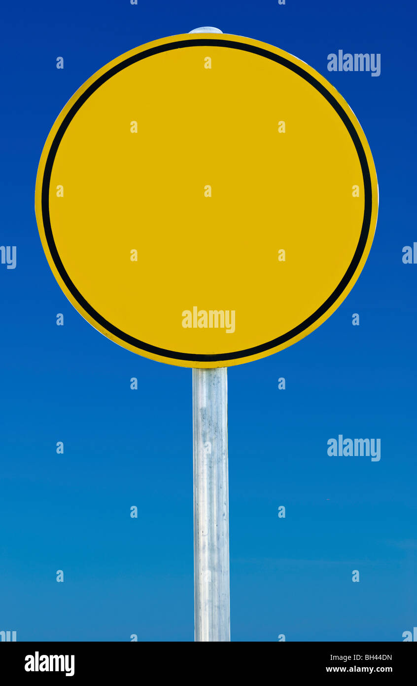Ein leeres Schild isoliert auf einem abgestuften blauen Himmel. Stockfoto
