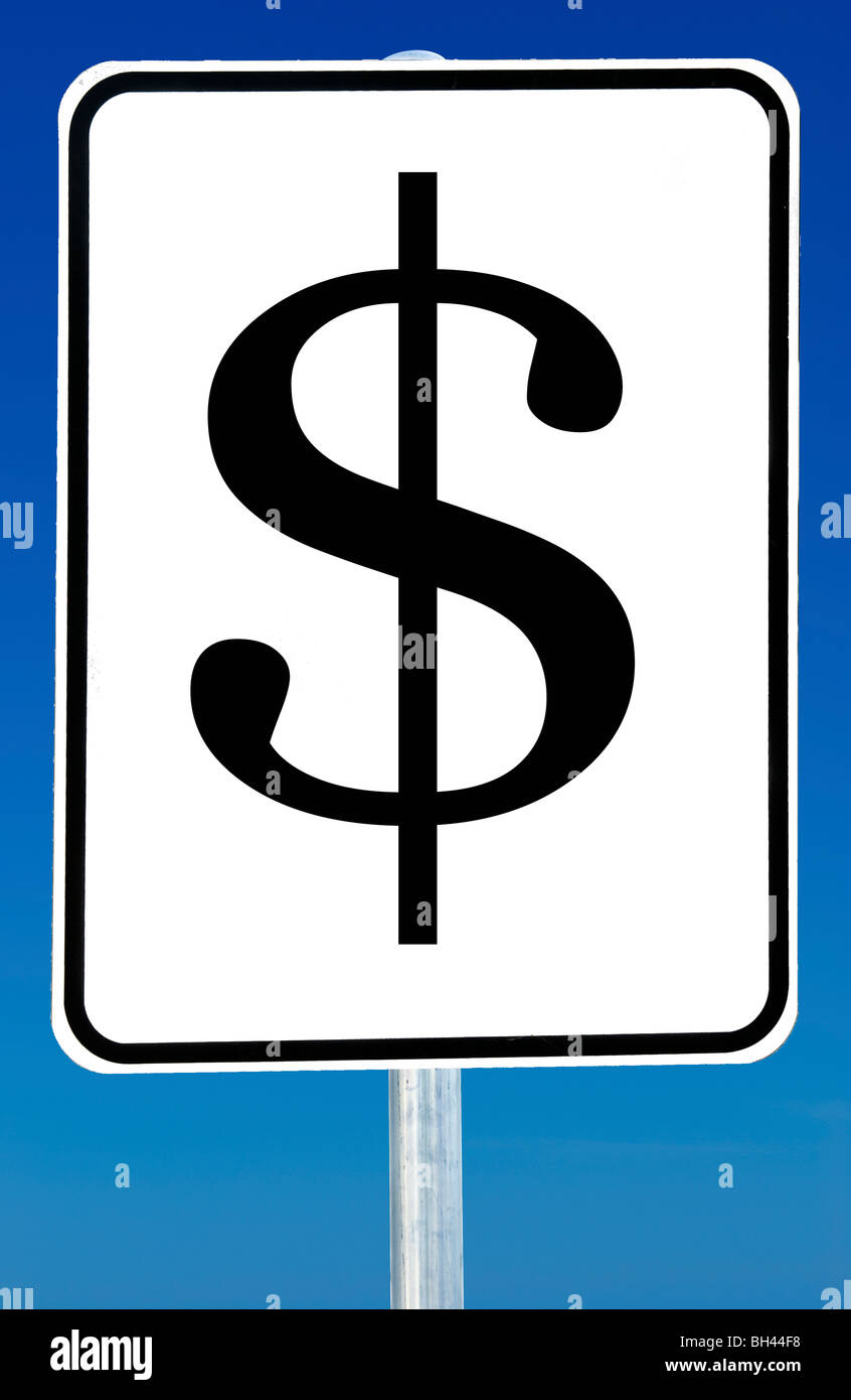 Ein Schild mit dem Zeichen "$" drauf, isoliert auf einem abgestuften blauen Himmel. Stockfoto