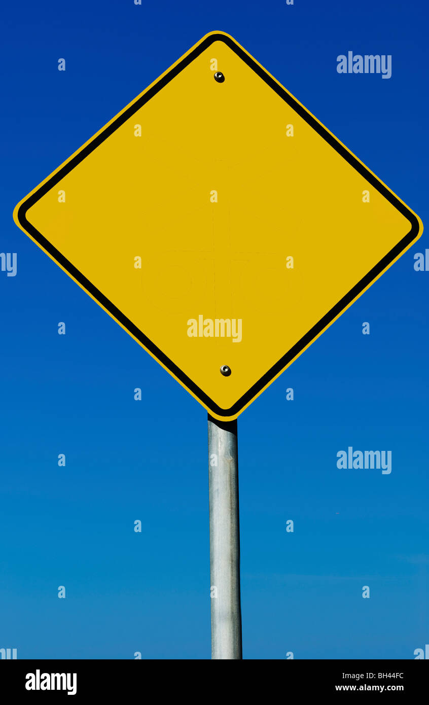 Ein leeres Schild isoliert auf einem abgestuften blauen Himmel. Stockfoto
